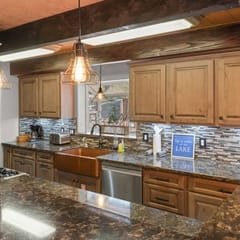 Hot Tub—Arcade—2 Fireplaces—Huge Private Yard